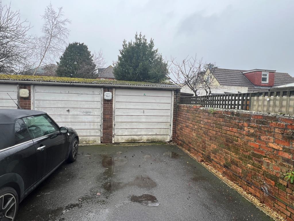 Lot: 84 - TWO-BEDROOM FLAT WITH GARAGE - Garage to the rear